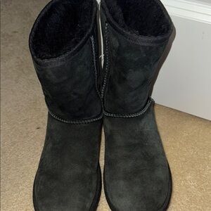 UGG Black Winter Boots (BARELY WORN- PRACTICALLY NEW)
